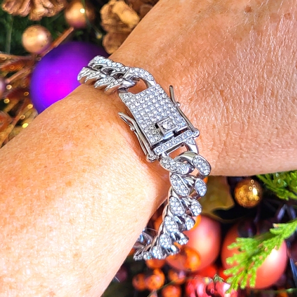 Boutique Jewelry - BRAND NEW CUBAN LINK 8 inch 22 mm BRACELET ABSOLUTELY STUNNING 😍